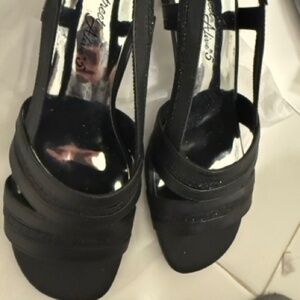 Low heel black sandals